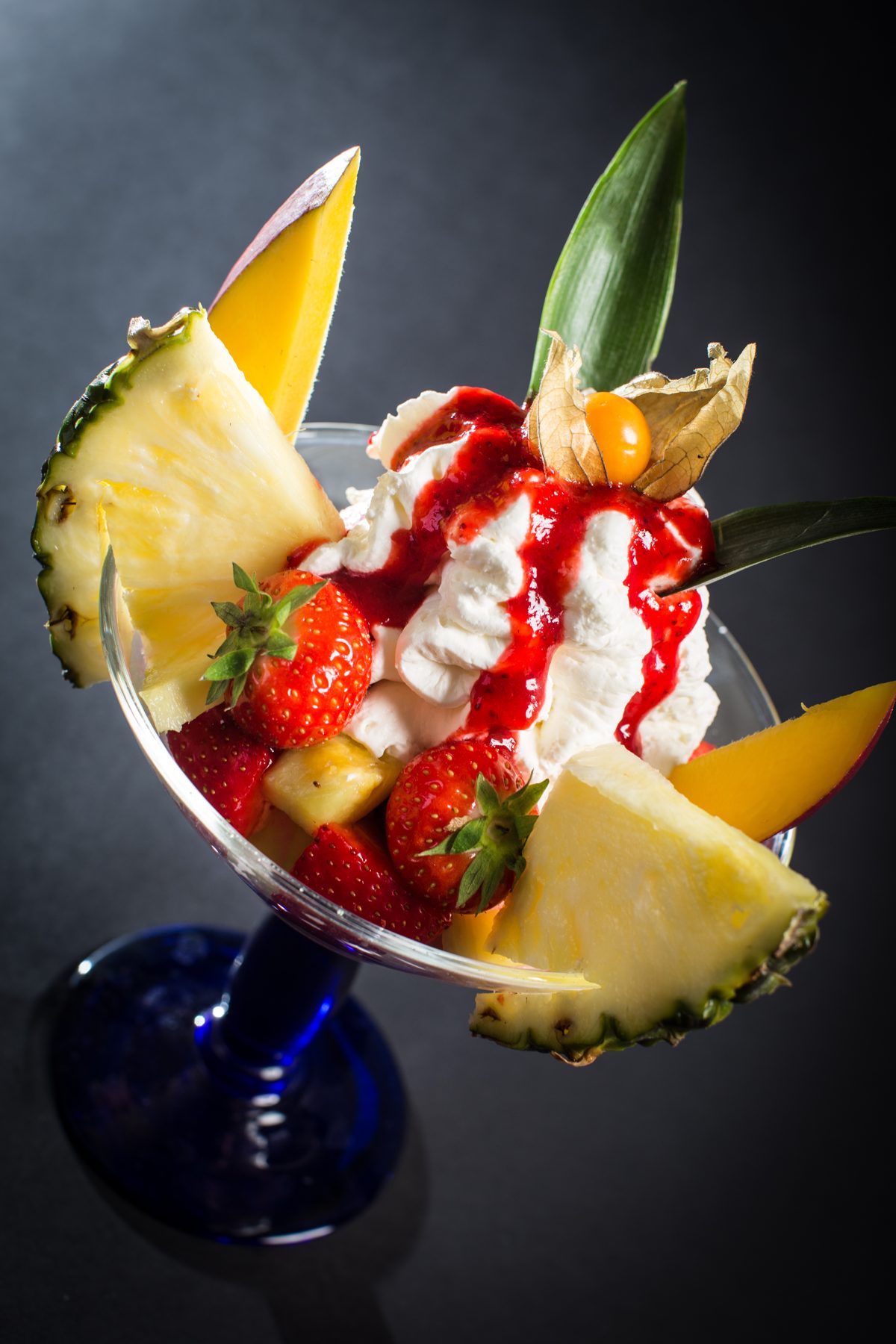 Tropical Eisbecher mit frischen Früchten