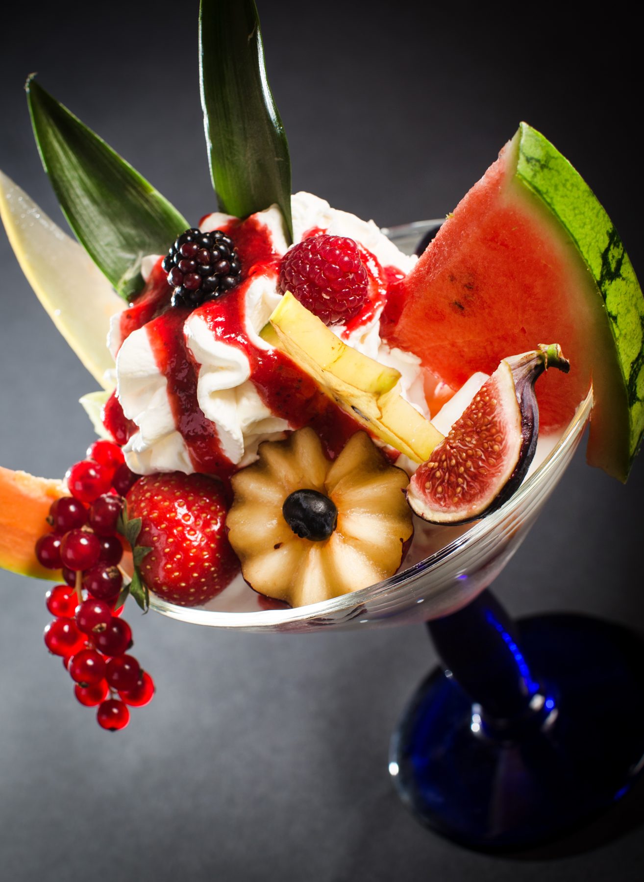 Sommerlicher Eisbecher mit Wassermelone